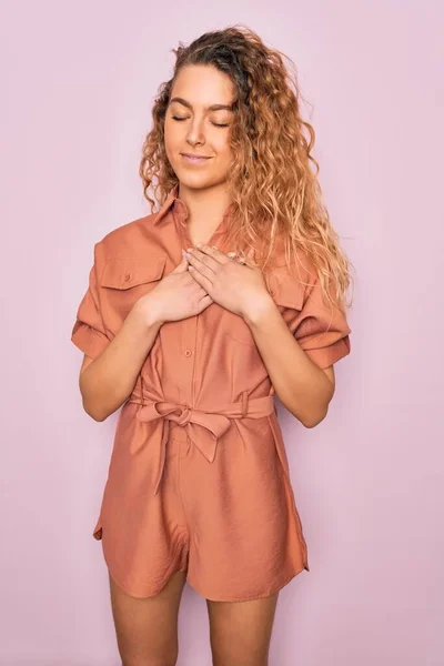 Jonge Mooie Vrouw Met Blauwe Ogen Casual Zomerjurk Roze Achtergrond — Stockfoto