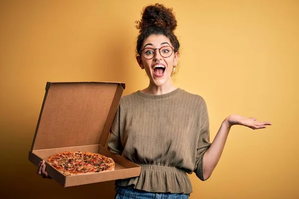 Ung Vacker Kvinna Med Lockigt Hår Och Piercing Håller Leverans — Stockfoto