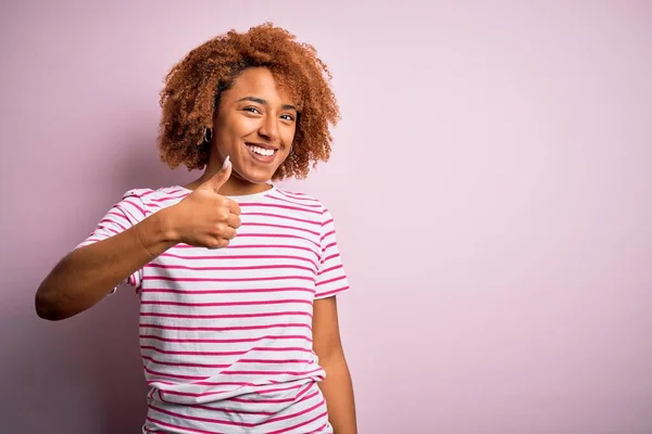 Mladá Krásná Afroamerická Afro Žena Kudrnatými Vlasy Sobě Ležérně Pruhované — Stock fotografie