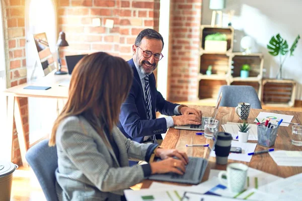 Zwei Geschäftsleute Mittleren Alters Die Glücklich Und Zuversichtlich Lächeln Zusammenarbeit — Stockfoto