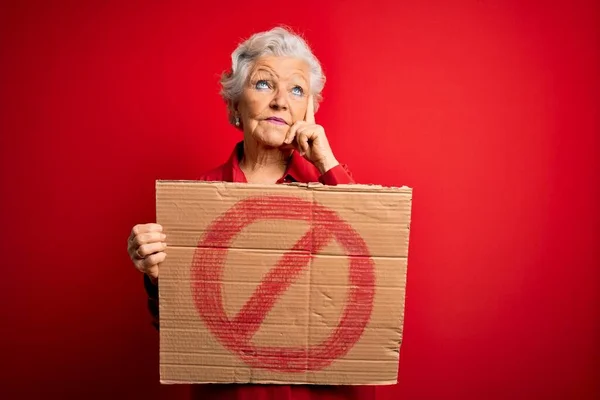 Senior Hermosa Mujer Pelo Gris Sosteniendo Pancarta Con Señal Prohibida —  Fotos de Stock