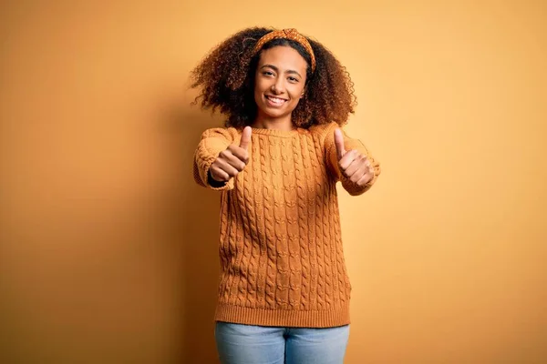 금발의 스웨터를 손으로 긍정적 행동을 승인하고 엄지손가락은 웃으며 성공을 승자의 — 스톡 사진