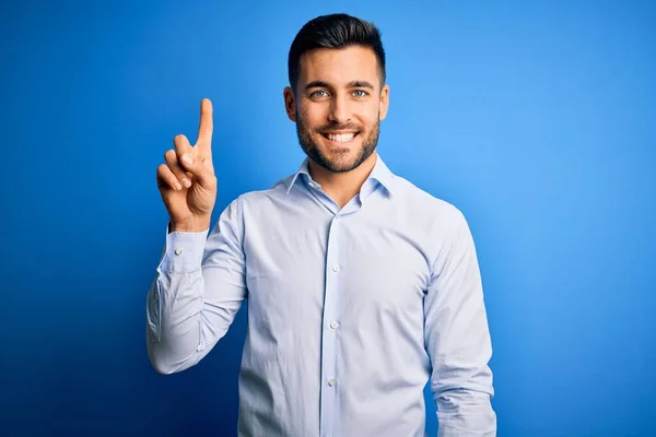 Joven Hombre Guapo Con Camisa Elegante Pie Sobre Fondo Azul —  Fotos de Stock