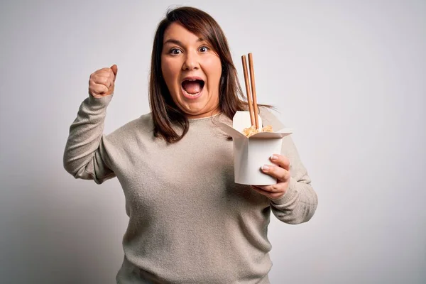 Vacker Storlek Kvinna Äter Asiatiska Nudlar Mat Från Rutan Över — Stockfoto