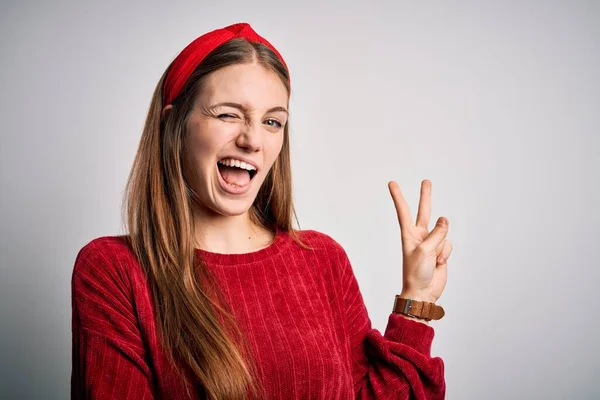 Joven Hermosa Pelirroja Vistiendo Suéter Casual Rojo Diadema Sobre Fondo — Foto de Stock