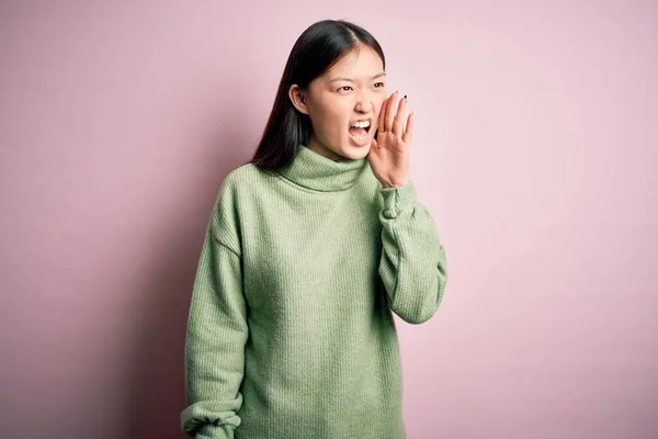 Jovem Bela Mulher Asiática Vestindo Suéter Verde Inverno Sobre Rosa — Fotografia de Stock