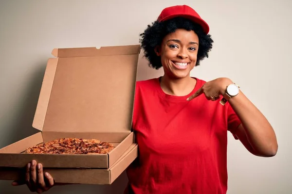 Молода Афро Американська Жінка Кучерявим Волоссям Тримає Коробку Італійською Піцою — стокове фото