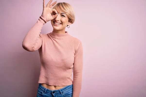 Junge Blonde Frau Mit Kurzen Haaren Trägt Lässigen Rollkragenpullover Über — Stockfoto