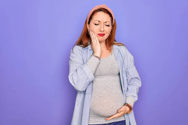 Young Beautiful Redhead Pregnant Woman Expecting Baby Isolated Purple Background — Stock Photo, Image