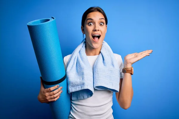 Junge Schöne Brünette Sportlerin Trägt Handtuch Mit Matte Yoga Machen — Stockfoto