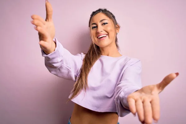 Joven Mujer Deportiva Hermosa Con Sudadera Sobre Fondo Rosa Aislado — Foto de Stock