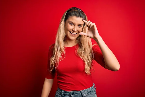 Jovem Bela Mulher Loira Vestindo Camiseta Casual Sobre Fundo Vermelho — Fotografia de Stock