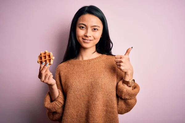 Genç Güzel Çinli Bir Kadın Elinde Waffle Ile Pembe Arka — Stok fotoğraf