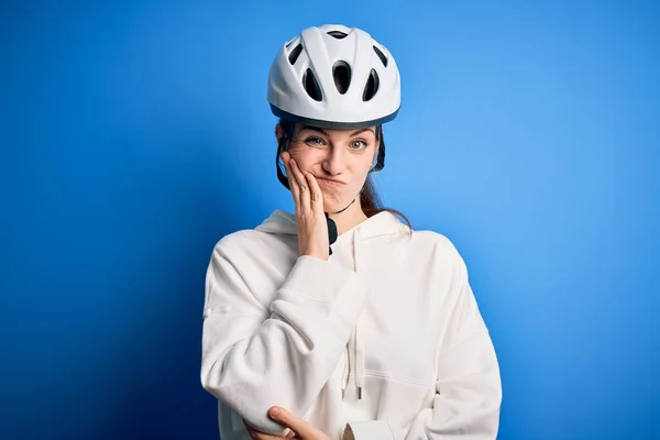 Junge Schöne Rothaarige Radfahrerin Mit Fahrradhelm Über Isoliertem Blauem Hintergrund — Stockfoto