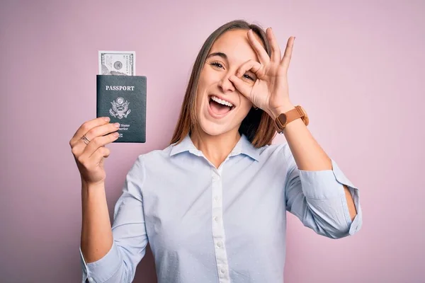 Turistka Dovolené Držící Nám Pas Dolary Bankovky Jako Cestovní Peníze — Stock fotografie