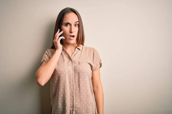 Joven Hermosa Mujer Teniendo Conversación Hablando Teléfono Inteligente Sobre Fondo — Foto de Stock