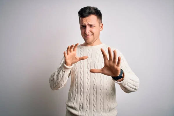 Giovane Uomo Caucasico Bello Indossa Casual Maglione Invernale Sfondo Bianco — Foto Stock