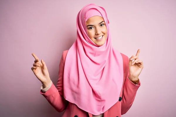 Junges Schönes Mädchen Muslimischen Hijab Das Vor Isoliertem Rosa Hintergrund — Stockfoto