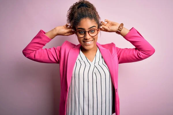 Vacker Afrikansk Amerikansk Affärskvinna Bär Jacka Och Glasögon Över Rosa — Stockfoto