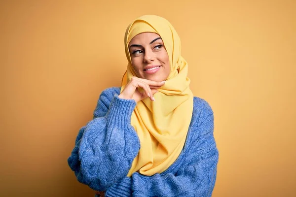 Joven Hermosa Morena Musulmana Con Hiyab Árabe Sobre Fondo Amarillo —  Fotos de Stock