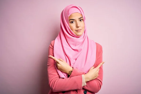 Junges Schönes Mädchen Muslimischem Hijab Steht Über Isoliertem Rosa Hintergrund — Stockfoto