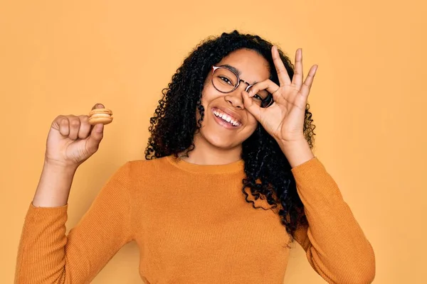 Jovem Afro Americana Encaracolado Mulher Usando Óculos Comendo Deliciosa Sobremesa — Fotografia de Stock