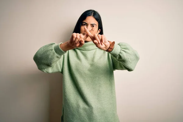 Junge Schöne Hispanische Frau Trägt Grünen Winterpullover Über Isoliertem Hintergrund — Stockfoto
