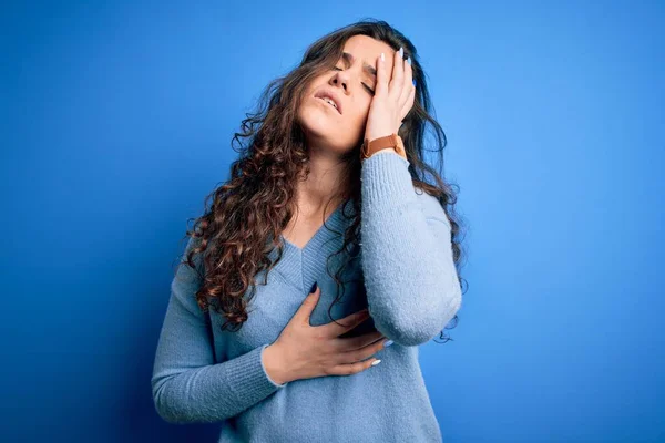 Mujer Hermosa Joven Con Pelo Rizado Usando Suéter Casual Azul — Foto de Stock