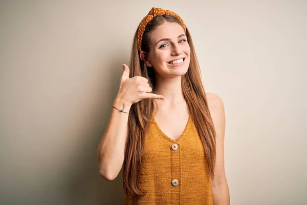 Ung Vacker Rödhårig Kvinna Bär Casual Shirt Och Diadem Över — Stockfoto