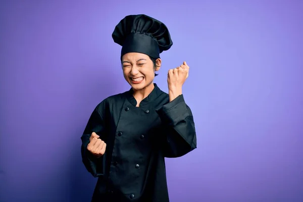 Junge Schöne Chinesische Köchin Kochuniform Und Hut Über Lila Hintergrund — Stockfoto