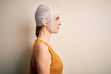 Genç, güzel, kızıl saçlı bir kadın kaza sonucu yaralandı. Başında bandaj vardı. Yan yana bakıyordu..