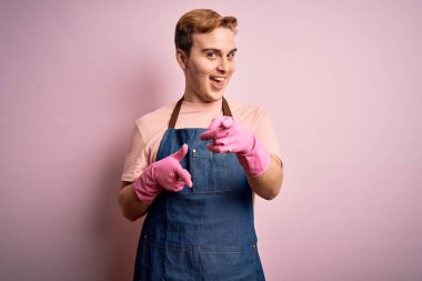 Genç, kızıl saçlı, ev işi yapan, önlüklü, eldivenli, mutlu ve komik yüzlü bir adam. İyi enerji ve titreşimler.