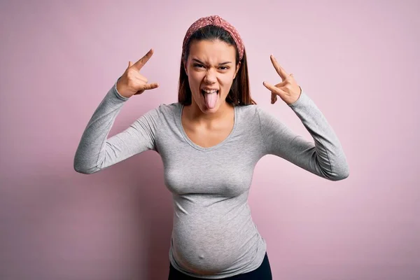 Genç Güzel Bir Kız Hamile Pembe Arka Planda Bebek Bekliyor — Stok fotoğraf