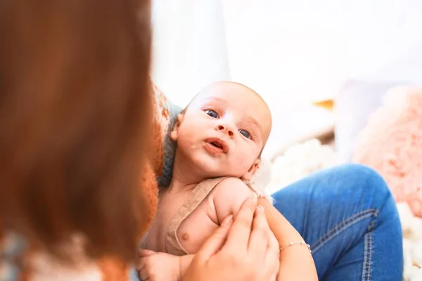 Genç Güzel Bir Kadın Bebeği Evdeki Kanepede Yeni Doğan Anne — Stok fotoğraf