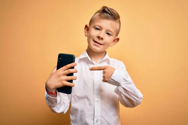 Küçük Beyaz Çocuk Akıllı Telefon Kullanıyor Telefonun Ekranına Bakıp Mutlu — Stok fotoğraf