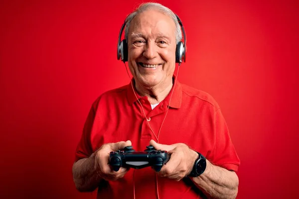 Älterer Grauhaariger Spieler Der Videospiele Mit Gamepad Steuerknüppel Auf Rotem — Stockfoto