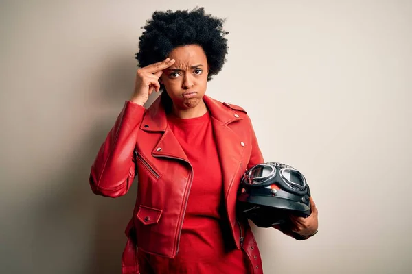 Joven Afroamericana Afro Motociclista Mujer Con Pelo Rizado Celebración Casco — Foto de Stock