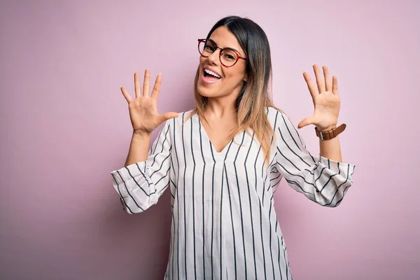 Jonge Mooie Vrouw Draagt Casual Gestreepte Shirt Bril Roze Achtergrond — Stockfoto