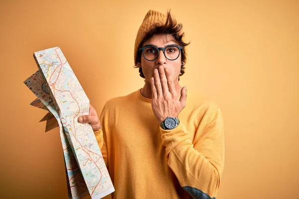 Joven Turista Sosteniendo Mapa Con Gafas Gorra Sobre Fondo Amarillo —  Fotos de Stock