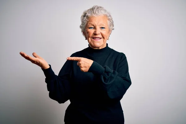 Senior Bella Donna Indossa Casual Maglione Nero Piedi Sopra Isolato — Foto Stock