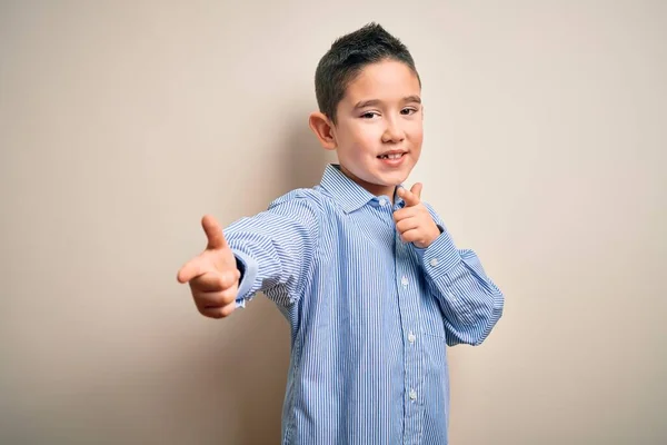 小男孩穿着雅致的衬衫 站在孤立的背景上 手指指向镜头 脸上洋溢着欢乐和滑稽的表情 好的能量和活力 — 图库照片