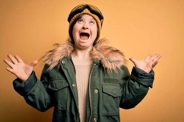 年轻的下意识的女人穿着滑雪外套 戴着眼镜过冬 疯疯癫癫地大喊大叫 带着咄咄逼人的表情和胳膊 沮丧的概念 — 图库照片