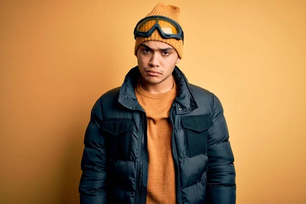 Νεαρός Βραζιλιάνος Σκιέρ Φορώντας Αθλητικά Ρούχα Χιονιού Και Γυαλιά Σκι — Φωτογραφία Αρχείου
