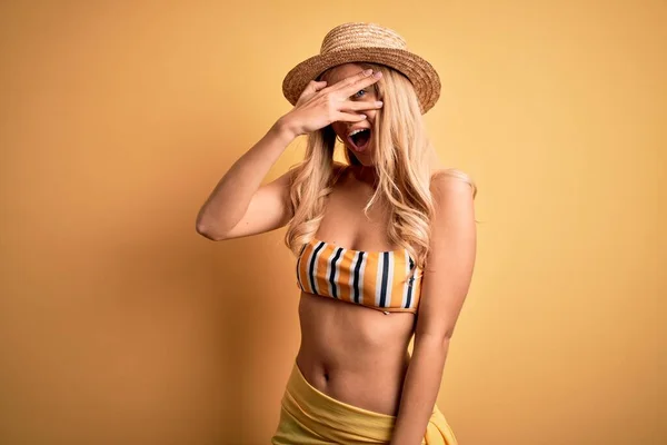 Молода Красива Блондинка Відпустці Носить Бікіні Капелюх Над Жовтим Тлом — стокове фото