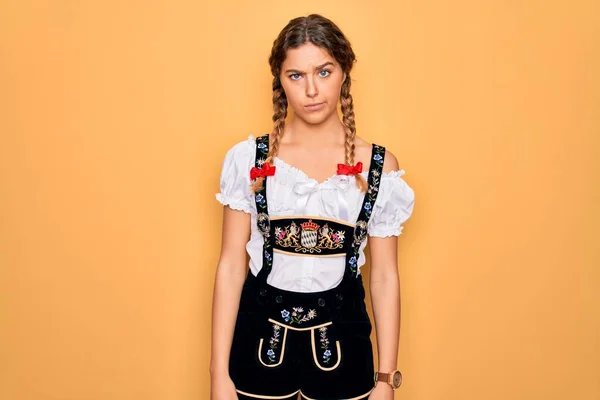 青い目をした若い美しいブロンドのドイツ人女性は 伝統的な10月祭のドレスを懐疑的かつ神経を着て 問題のために動揺を眉をひそめています 負の人 — ストック写真