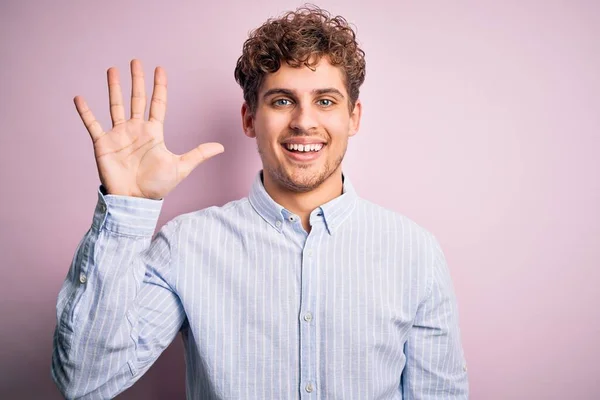 Jeune Homme Blond Beau Aux Cheveux Bouclés Portant Une Chemise — Photo