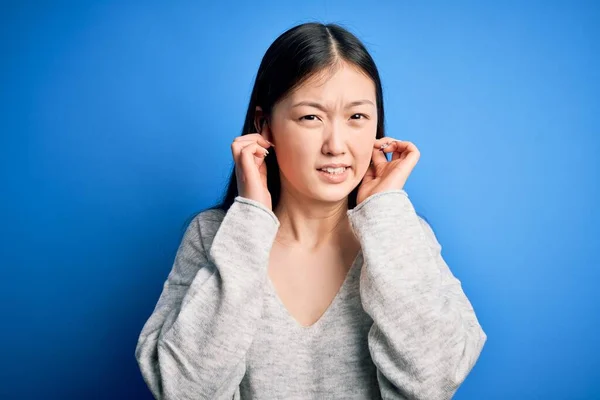 Jonge Mooie Aziatische Vrouw Draagt Casual Trui Staan Blauw Geïsoleerde — Stockfoto