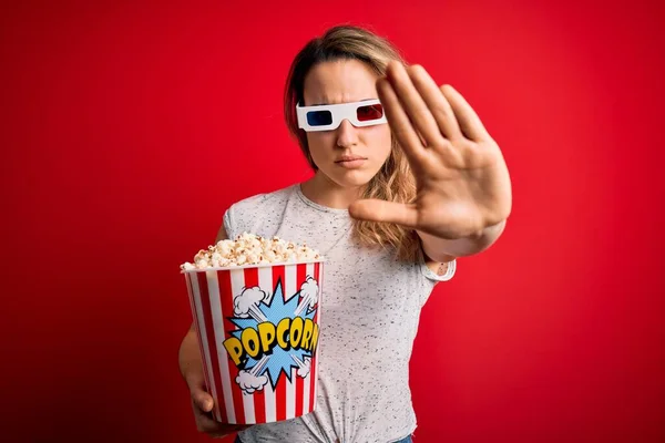 Giovane Bella Donna Bionda Guardare Film Utilizzando Occhiali Mangiare Spuntino — Foto Stock