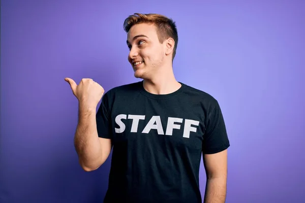 Joven Trabajador Pelirrojo Guapo Vistiendo Camiseta Uniforme Sobre Fondo Púrpura — Foto de Stock