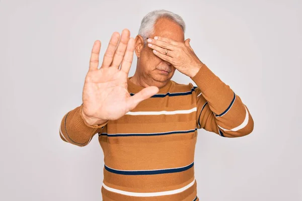 Ein Älterer Grauhaariger Mann Mittleren Alters Trägt Eine Brille Und — Stockfoto